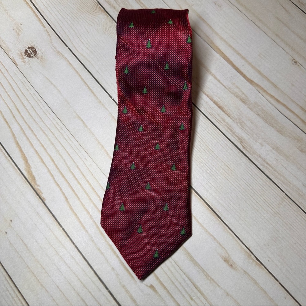 Roundtree & Yorke Red Tie with Green Christmas Trees
